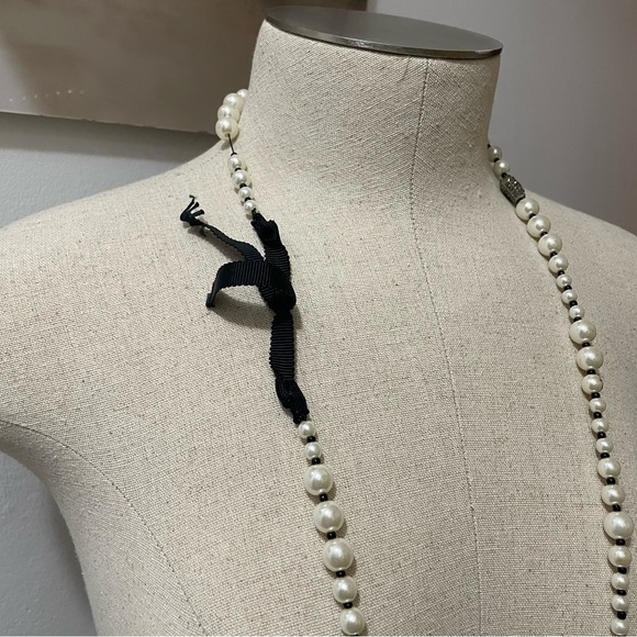 Elegant Hand Crafted White Pearl Necklace - Picture 4 of 6
